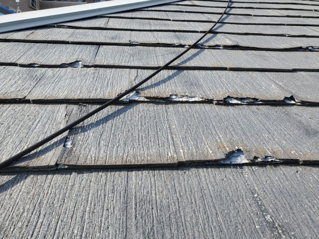 屋根材パミール、層間剥離が発生しています。