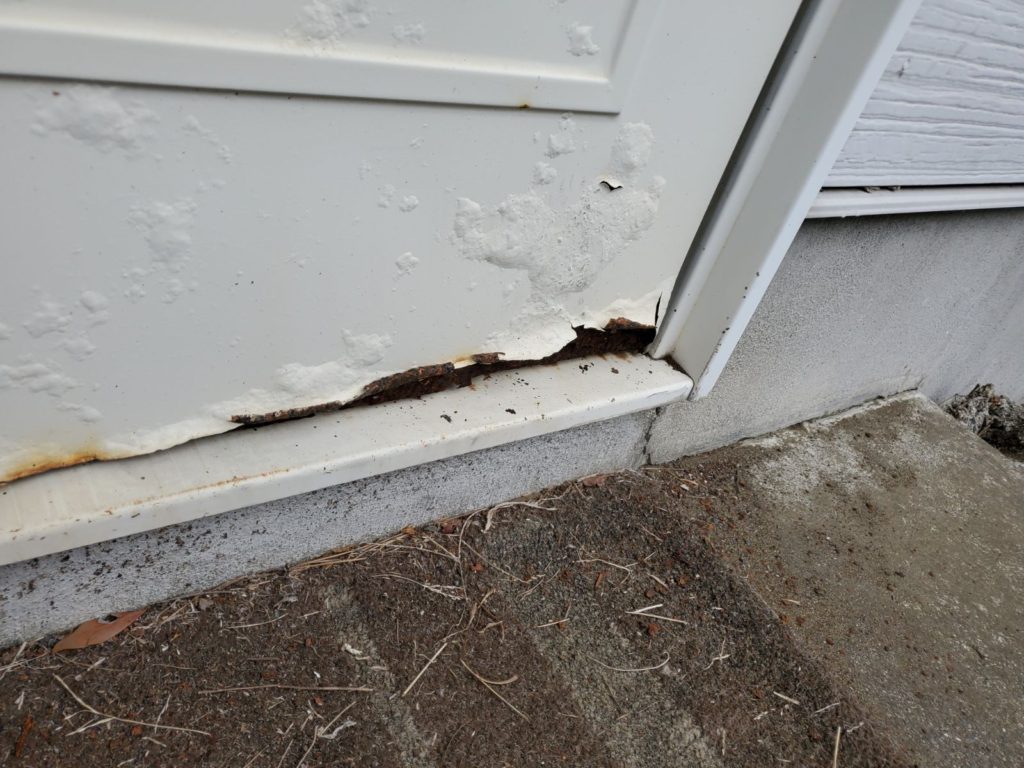 玄関ドア塗膜剥がれています。