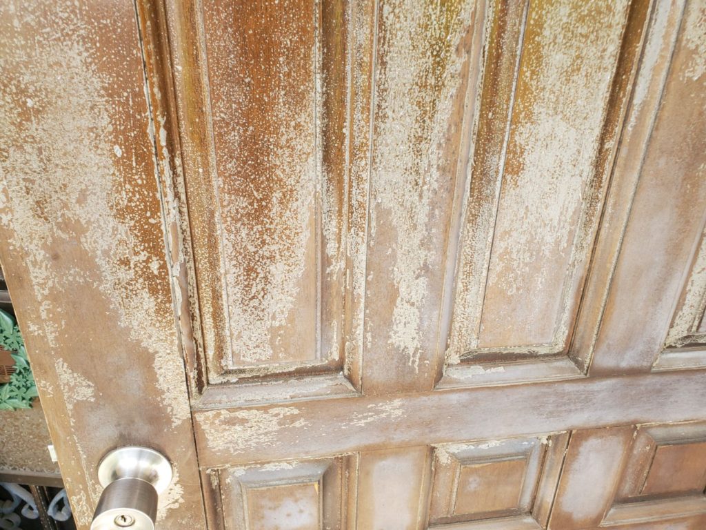 玄関ドア塗膜が剥がれています。