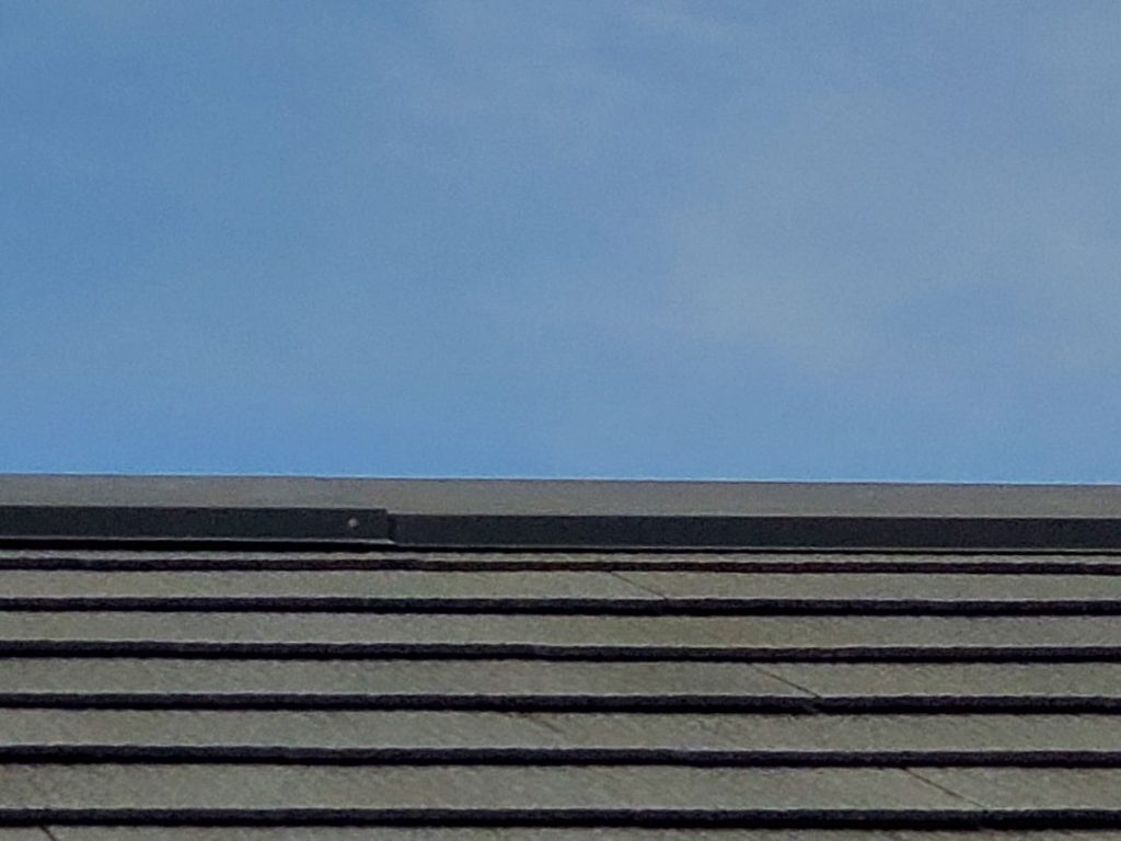 屋根板金浮いています。