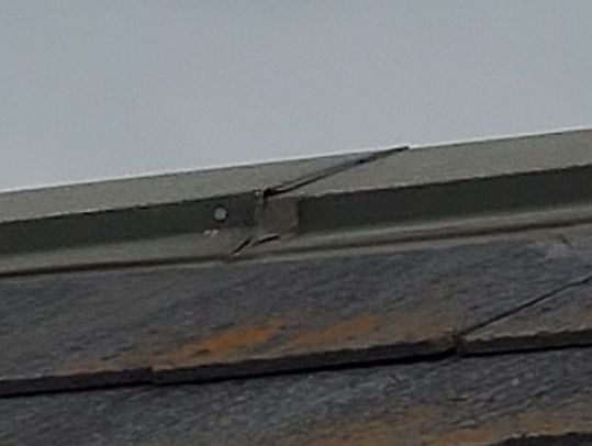 屋根板金ジョイント部劣化しています。