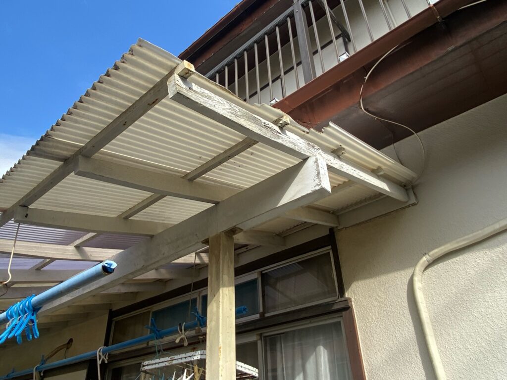 波板破損しています。