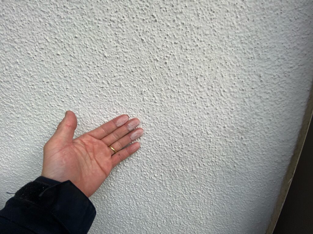 外壁チョーキングが発生しています。