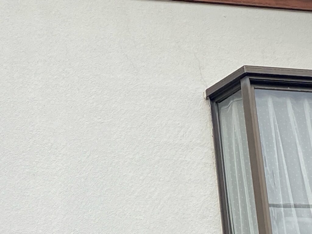 外壁クラックが発生しています。