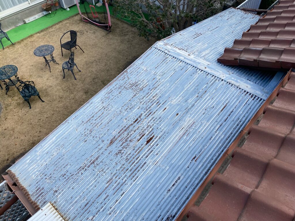 屋根塗膜劣化しています。