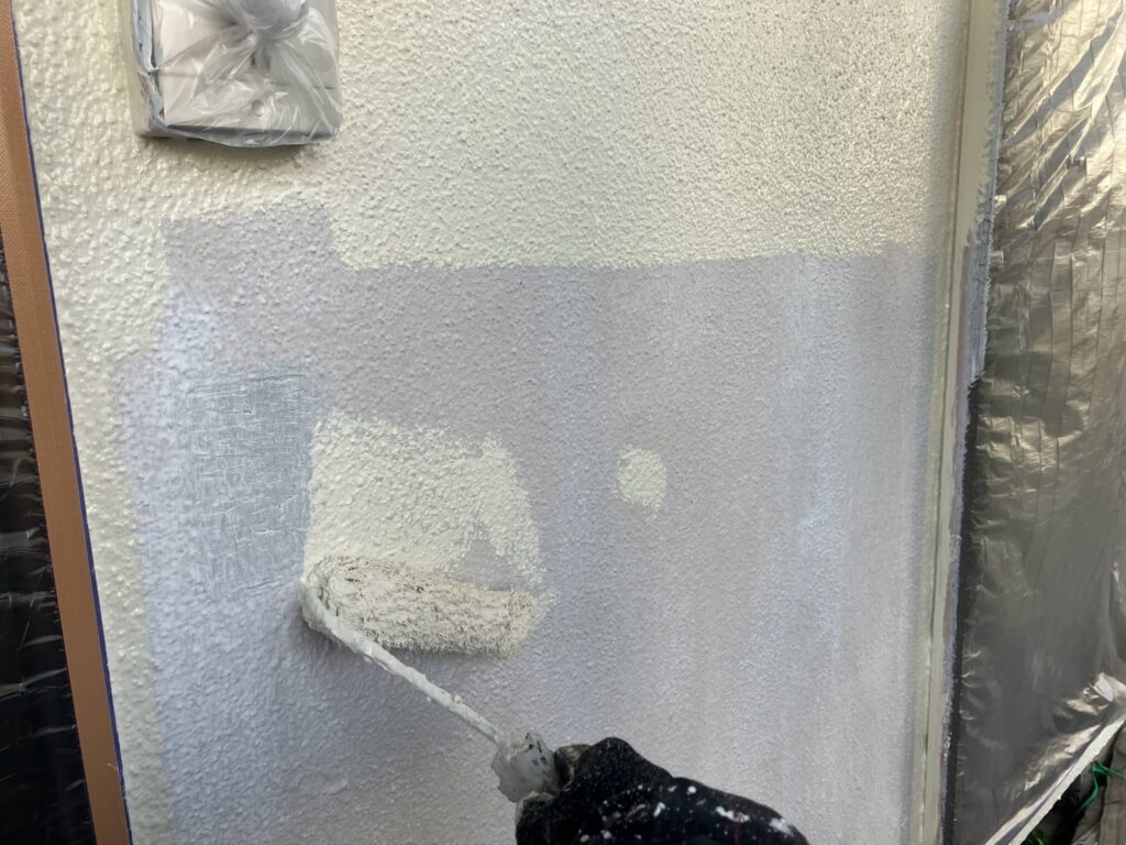 外壁上塗り一回目。
