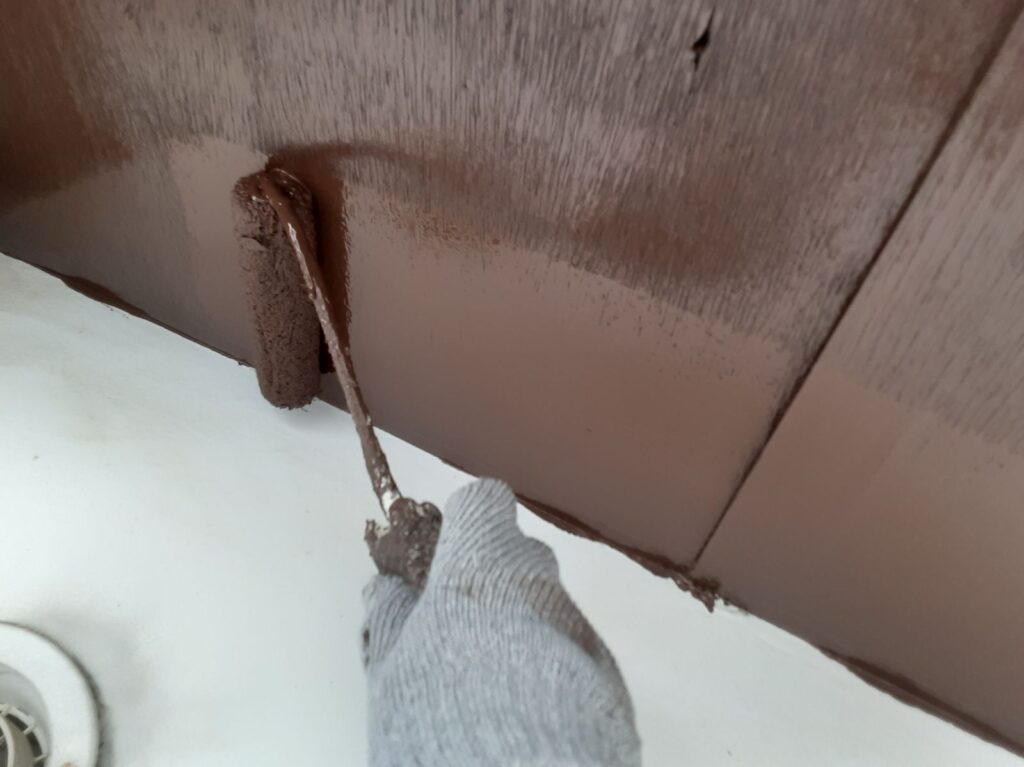 軒天上塗り一回目。