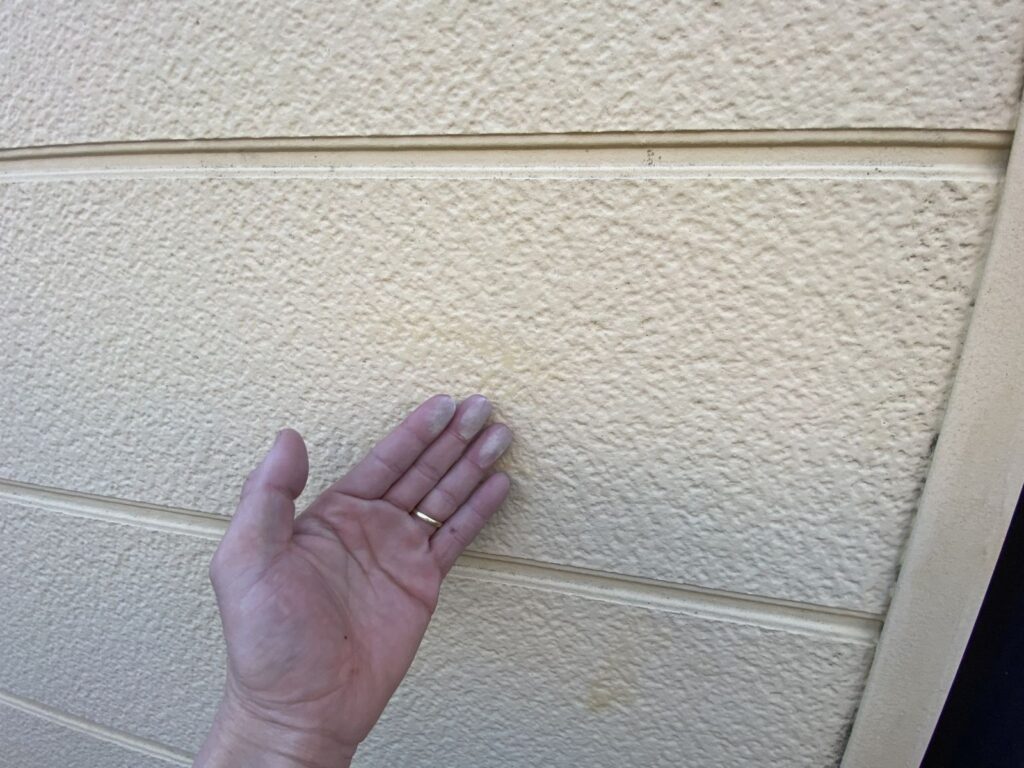 外壁チョーキングが発生しています。