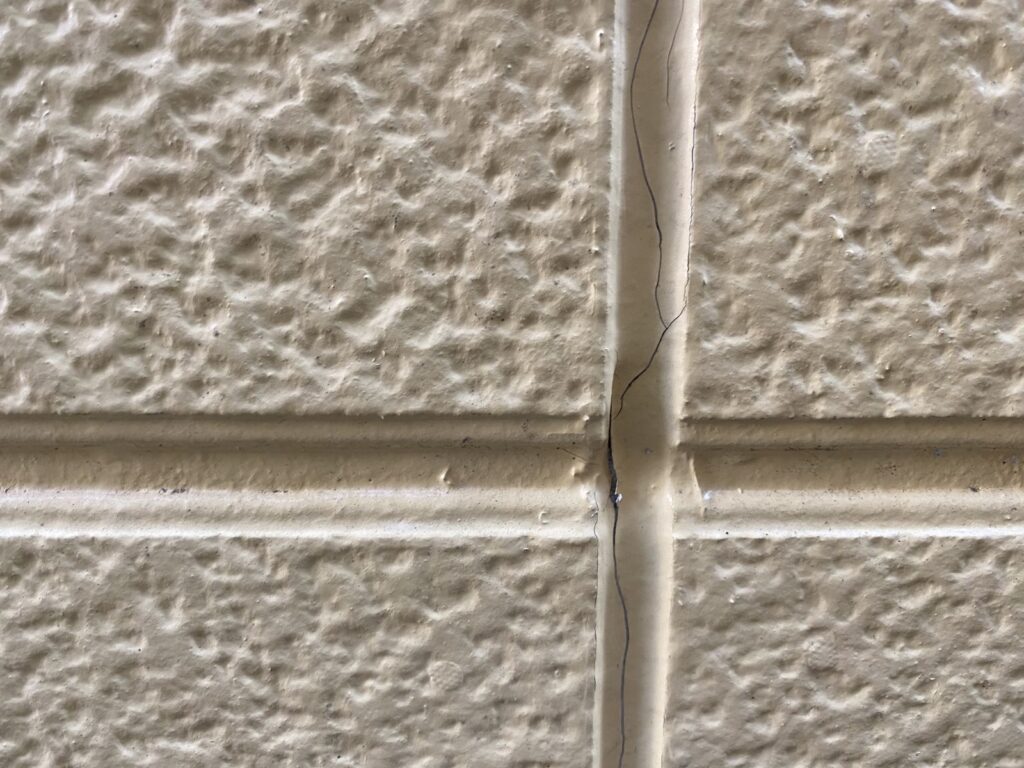 外壁コーキング劣化しています。