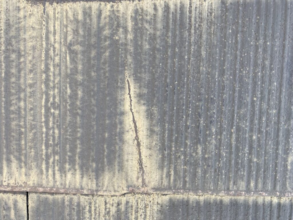 屋根クラックが発生しています。