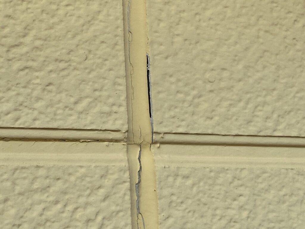 外壁コーキング劣化しています。