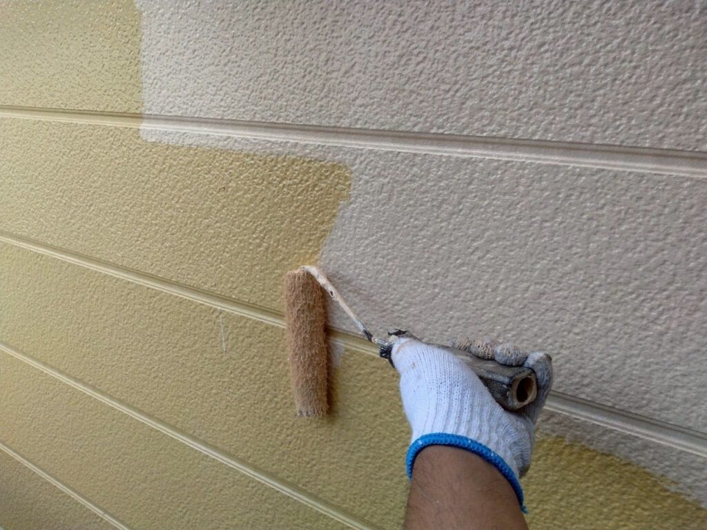 外壁上塗り一回目。