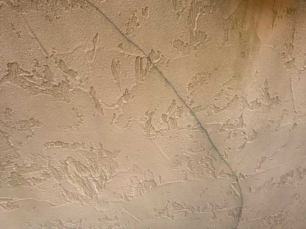 外壁クラックが発生しています。