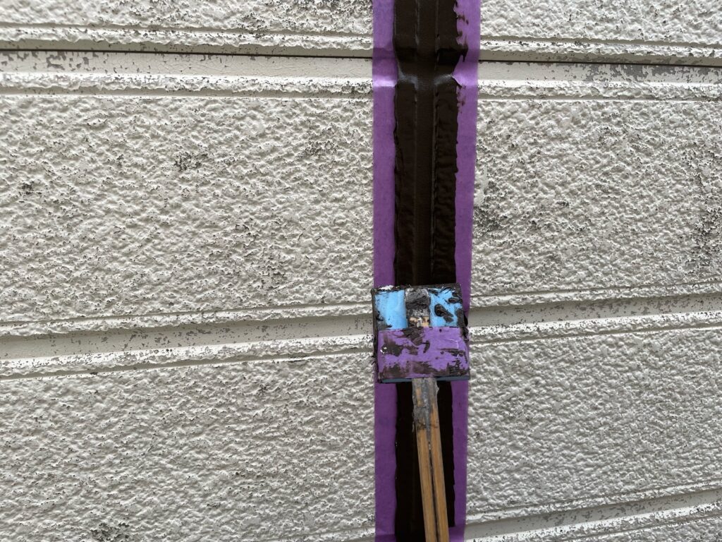 外壁コーキング打設。