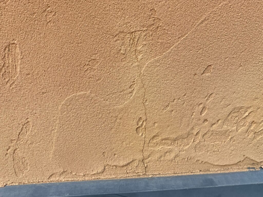 外壁クラックが発生しています。