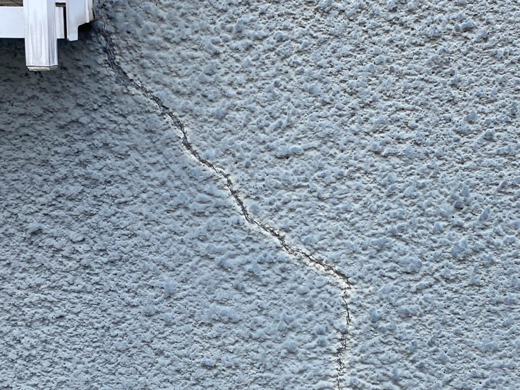 外壁クラックが発生しています。