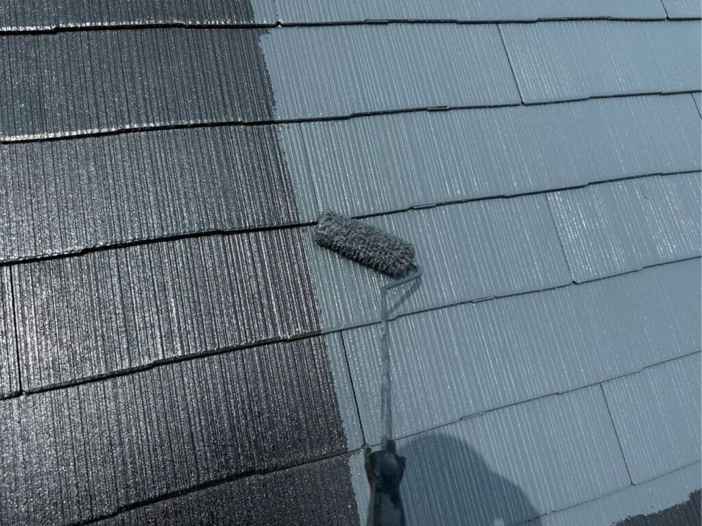 屋根上塗り一回目。