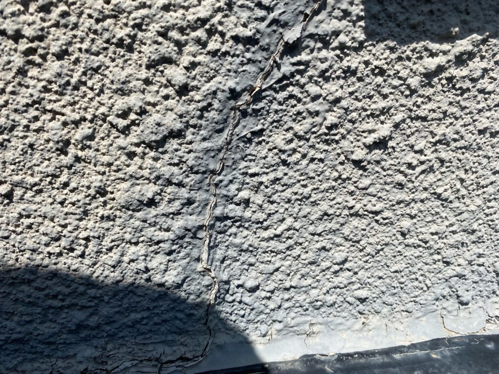 外壁クラックが発生しています。