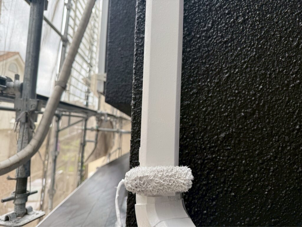 雨樋上塗り二回目。