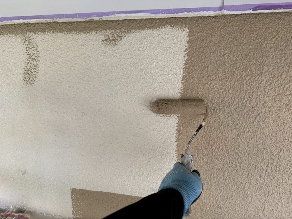 外壁上塗り一回目。