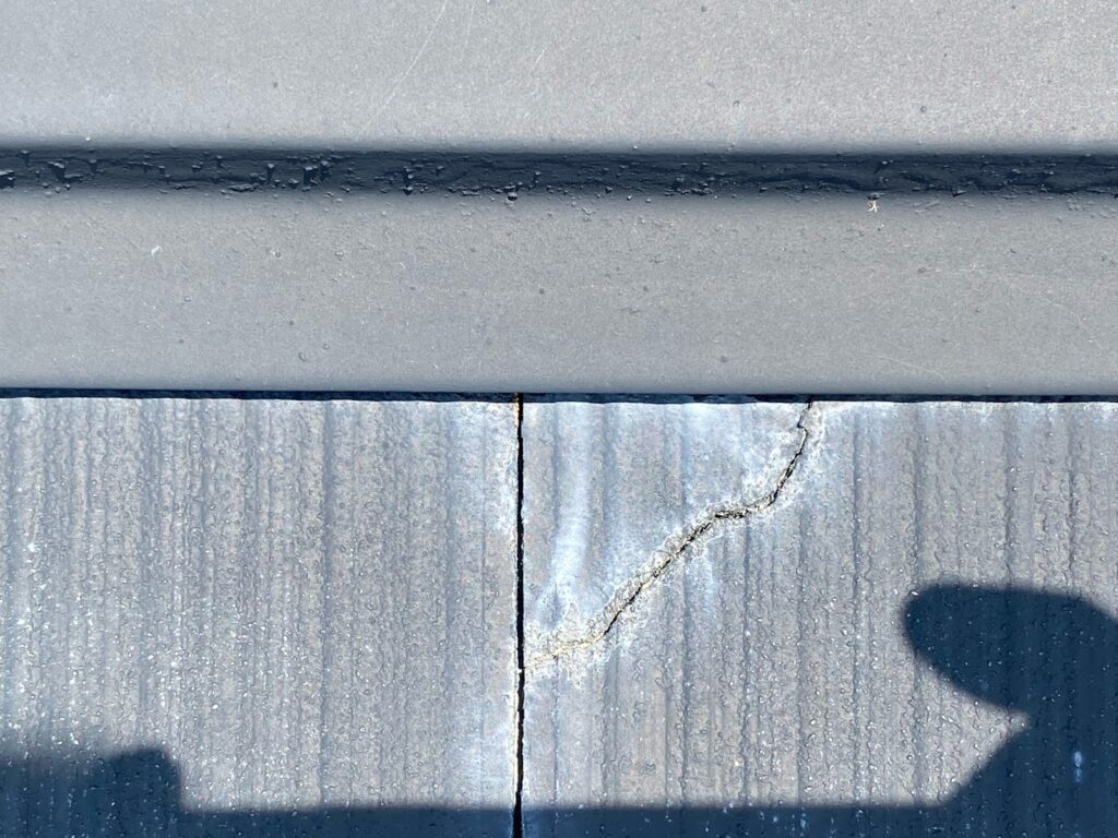 屋根クラックが発生しています。