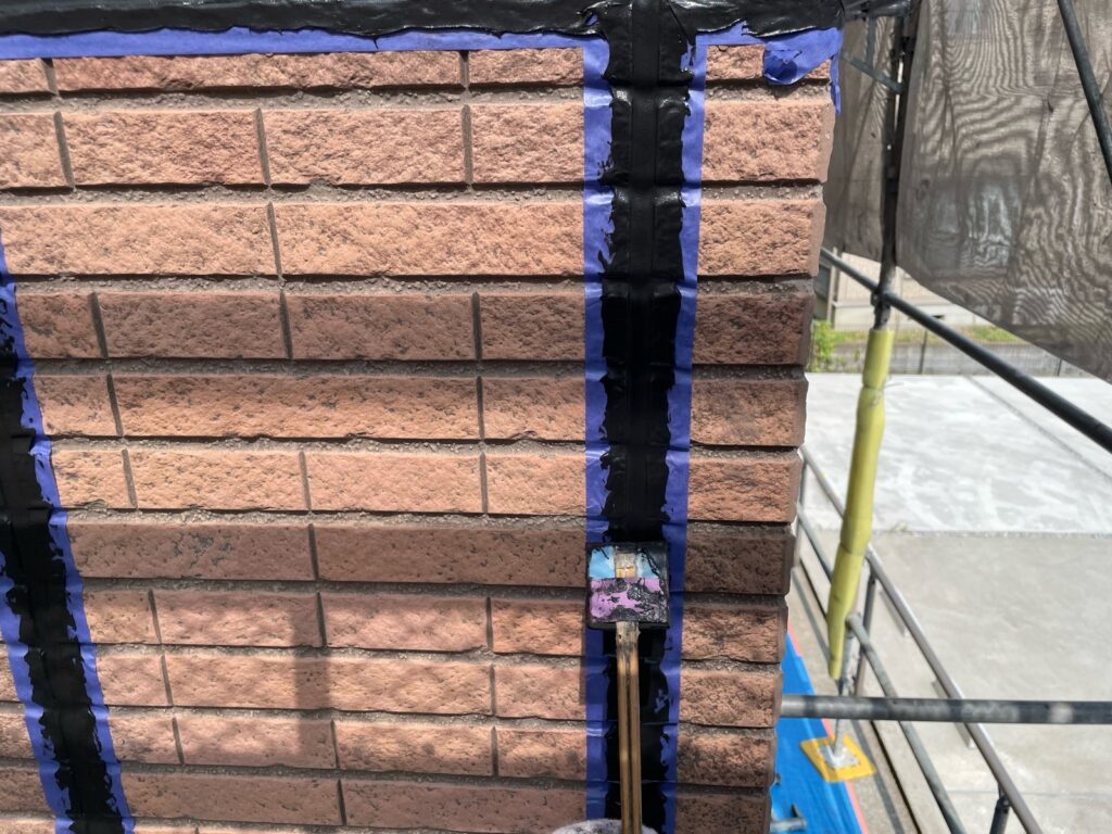 外壁コーキング打設。