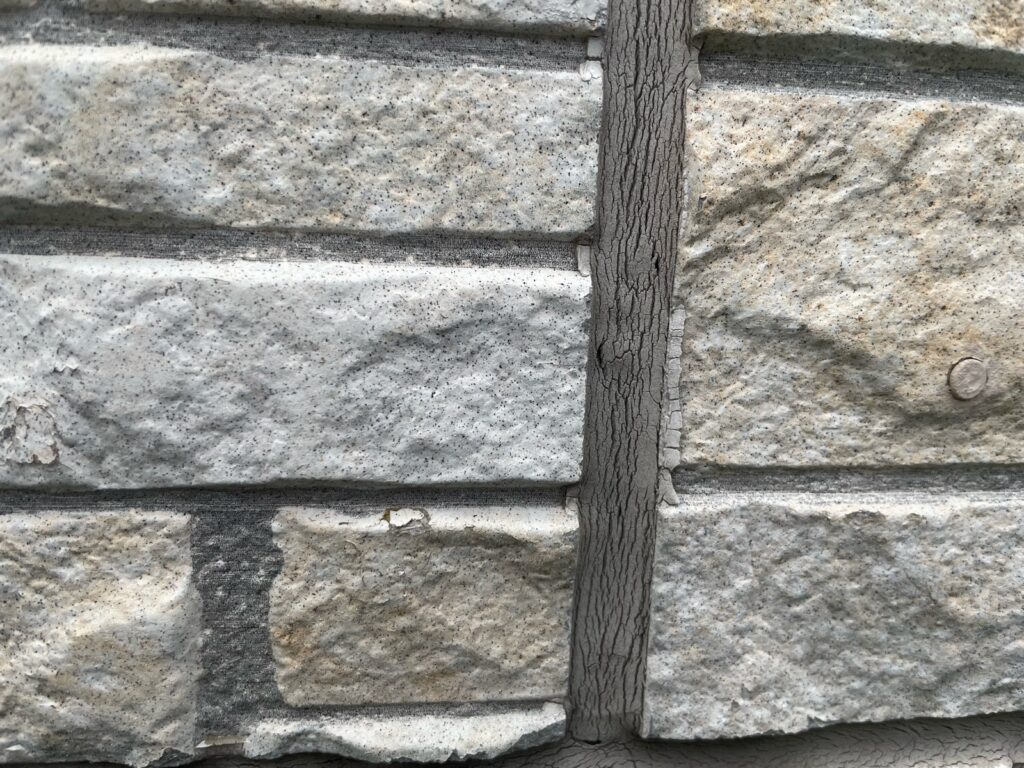 外壁コーキング劣化しています。