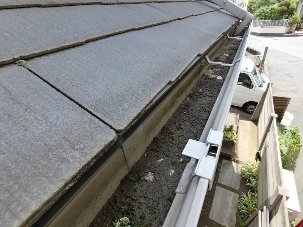 軒樋汚れています。