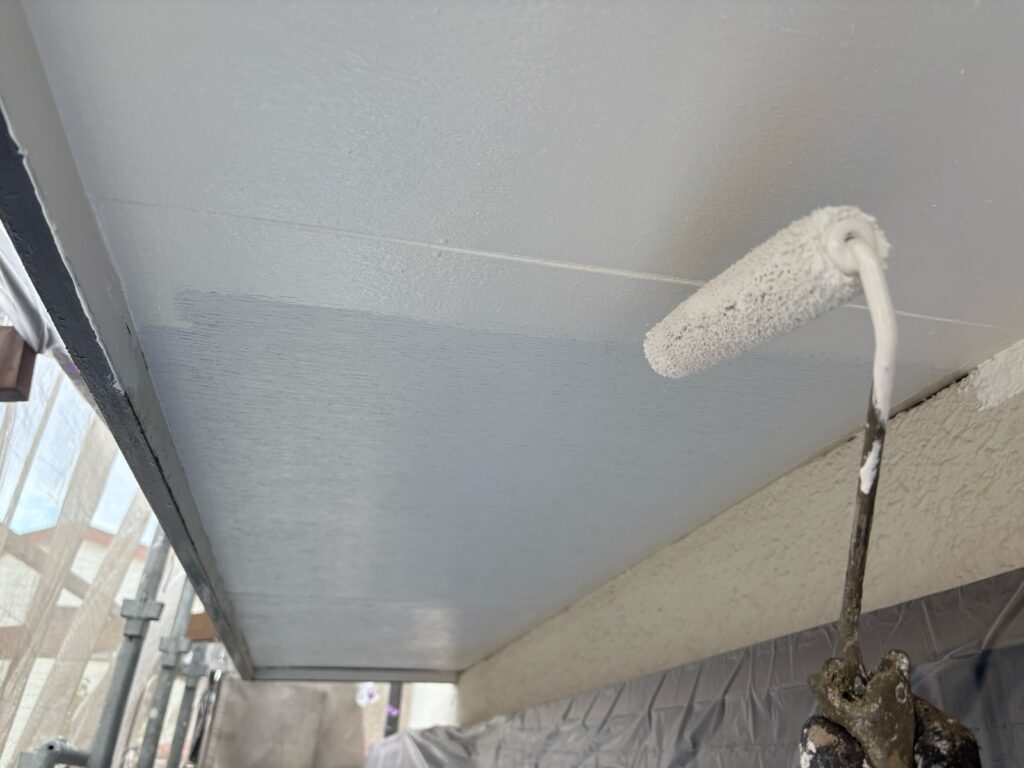 軒天上塗り一回目。