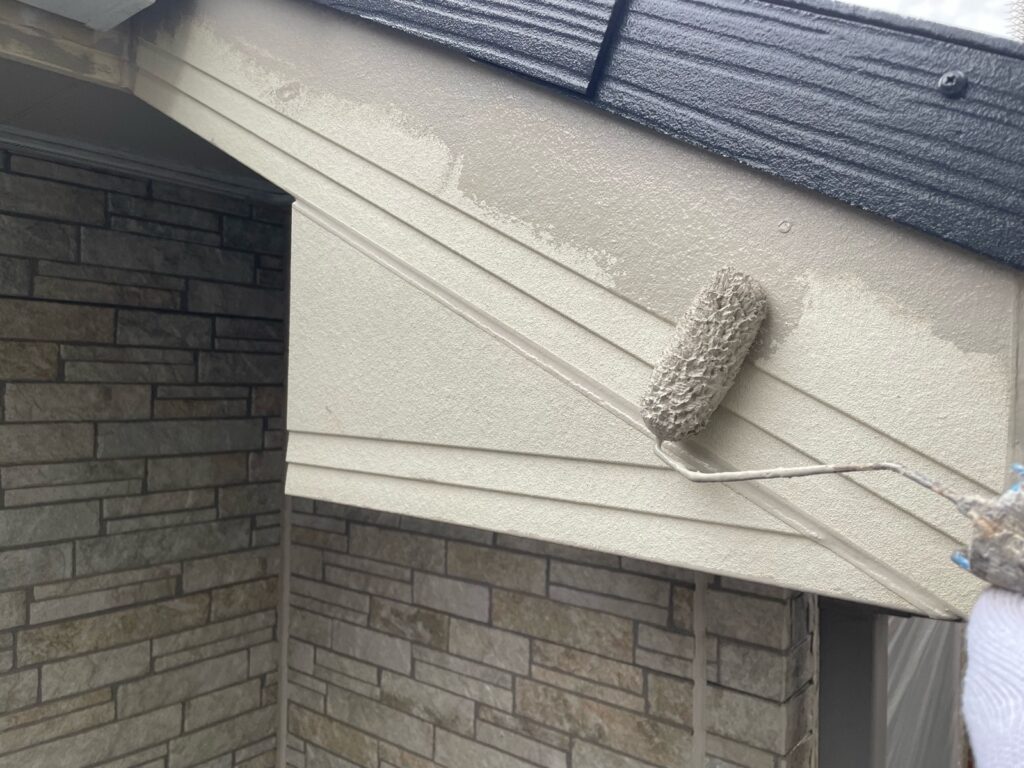 破風上塗り一回目。