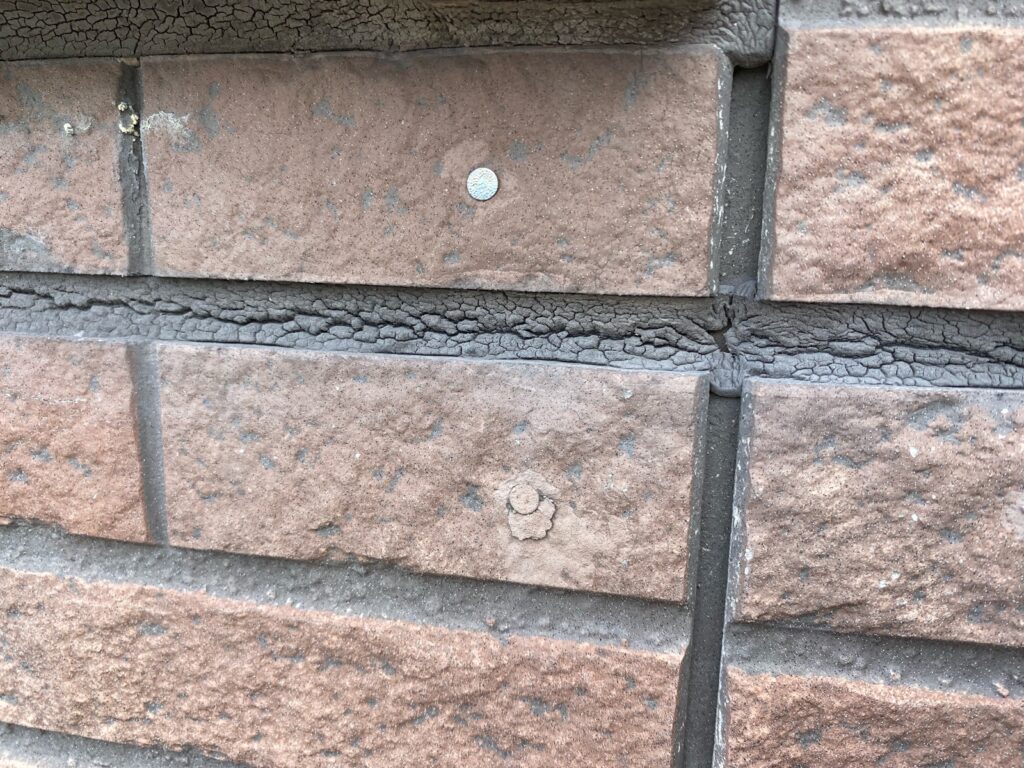 外壁コーキング劣化しています。