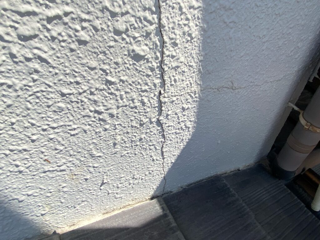 外壁クラックが発生しています。