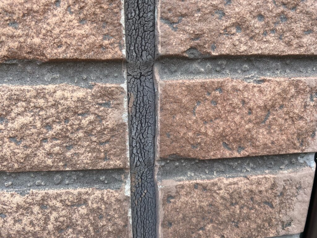 外壁コーキング劣化しています。