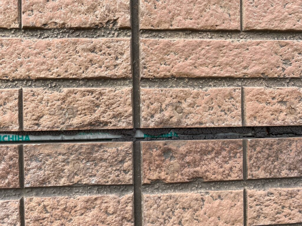 外壁コーキング劣化しています。