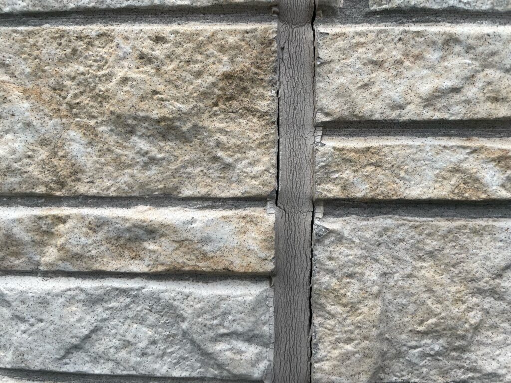 外壁コーキング劣化しています。