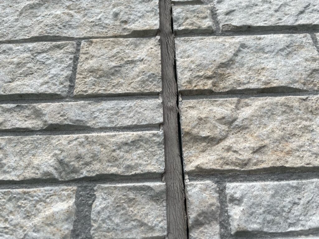 外壁コーキング劣化しています。