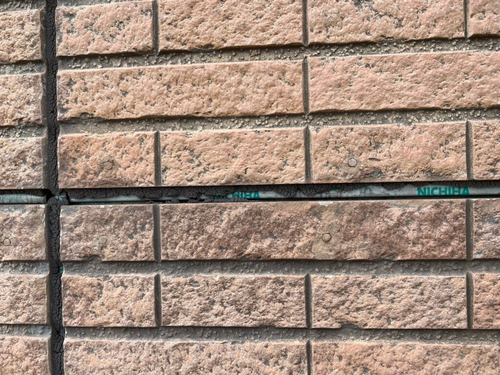 外壁コーキング劣化しています。