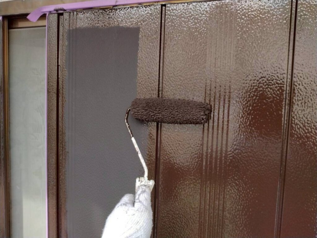 雨戸上塗り一回目。