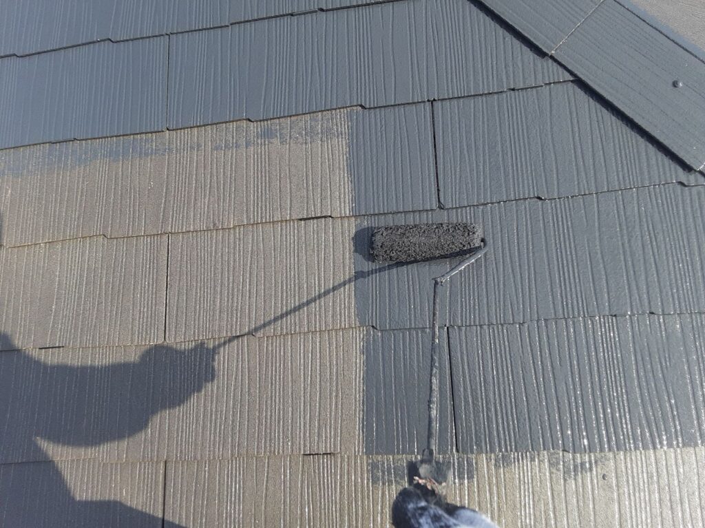 屋根上塗り一回目。