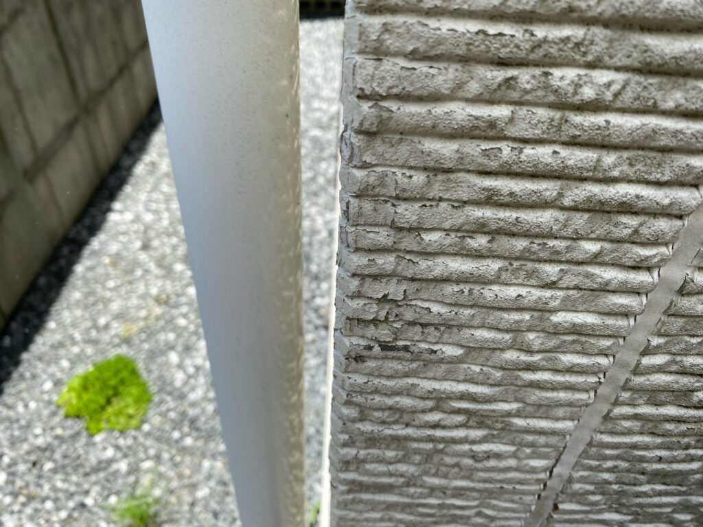 外壁塗膜が剥がれています。