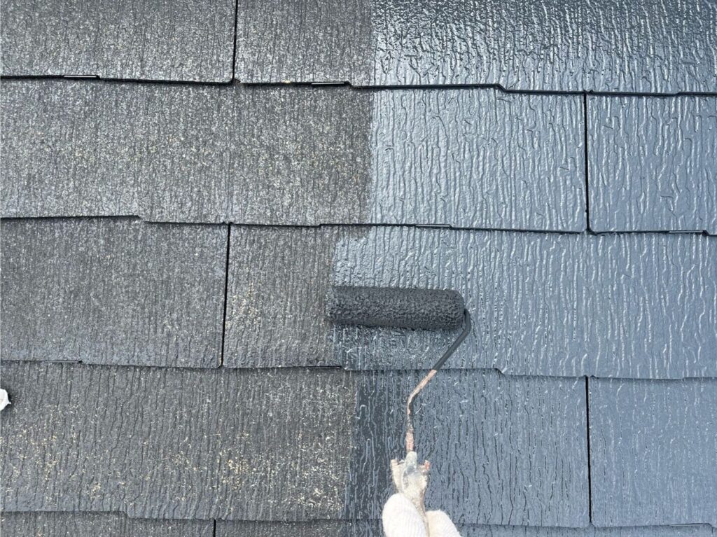 屋根上塗り一回目。