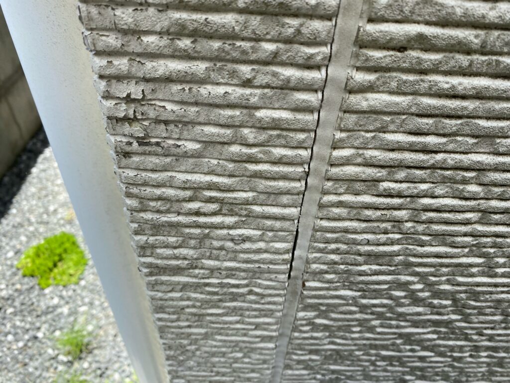 外壁コーキング劣化しています。