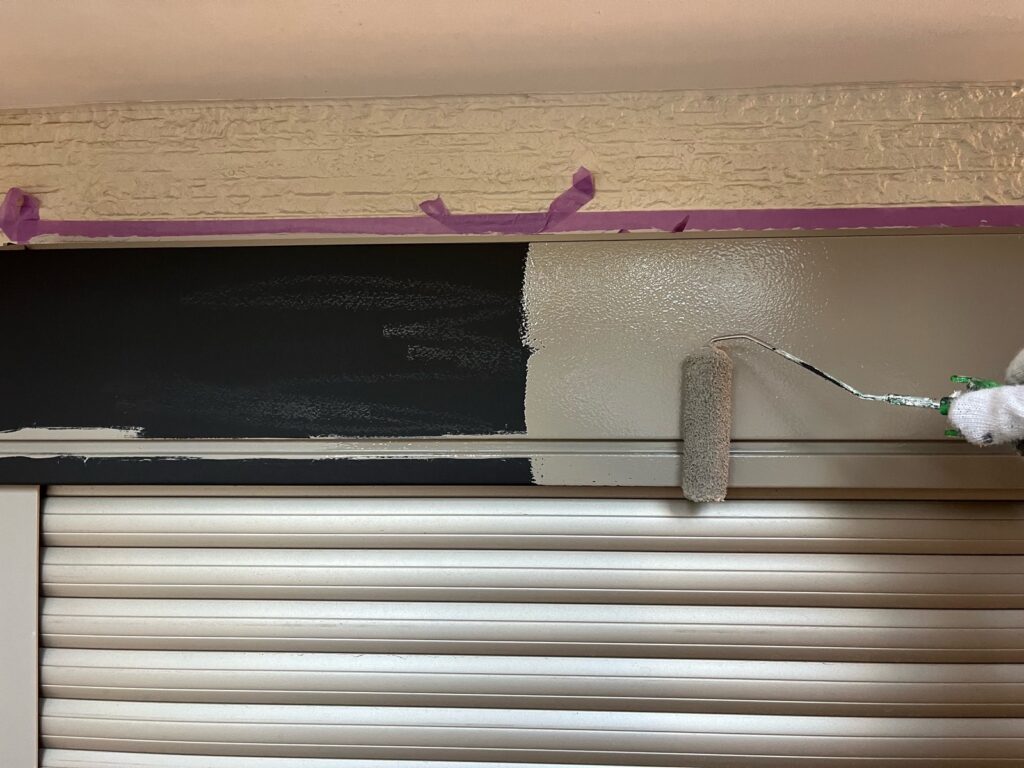 シャッターBOX上塗り一回目。