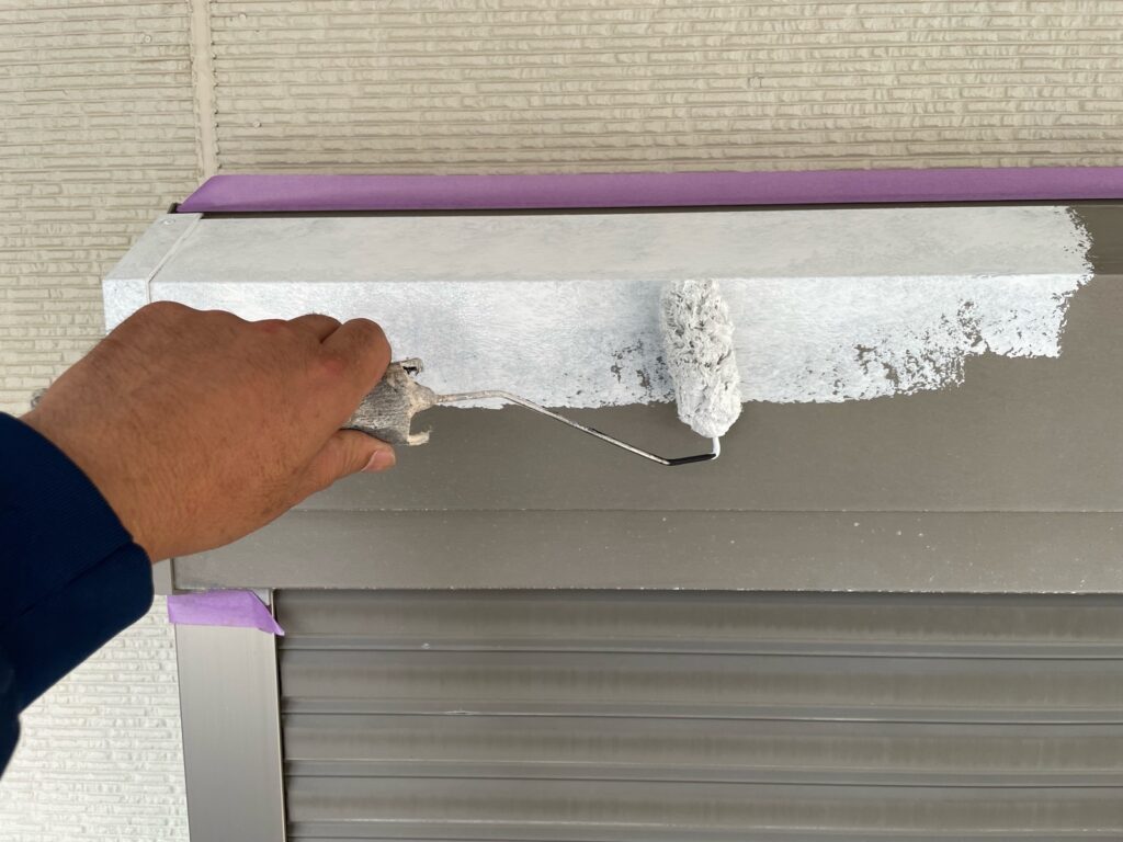 シャッターBOX下塗り。