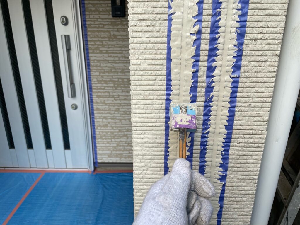 外壁コーキング打設。