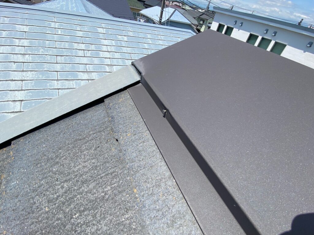 屋根板金釘が浮いています。