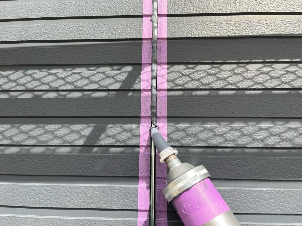 外壁コーキング打設。