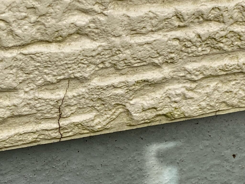 外壁クラックが発生しています。