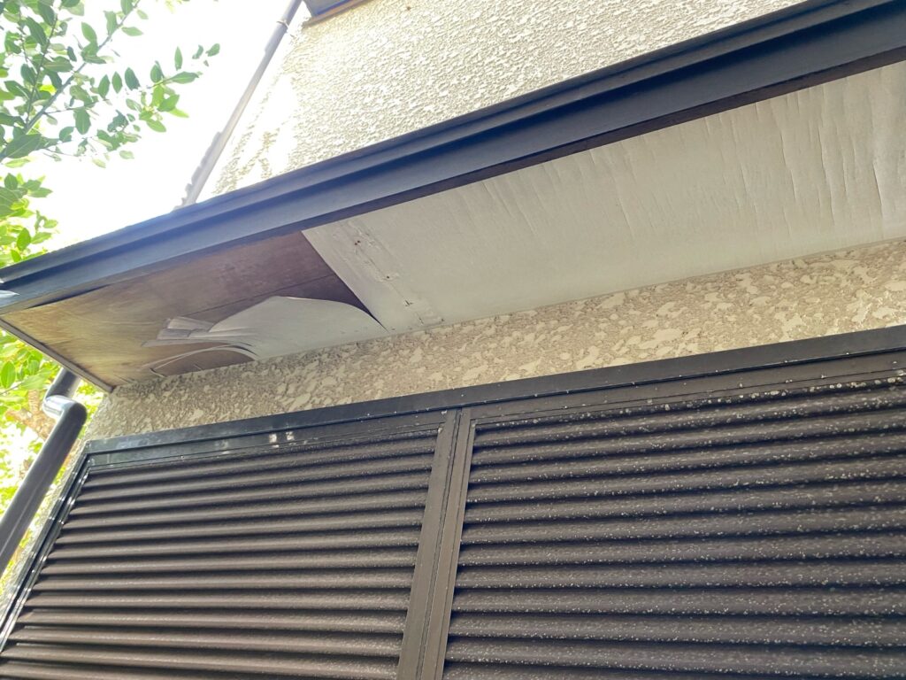 庇上裏剥がれています。