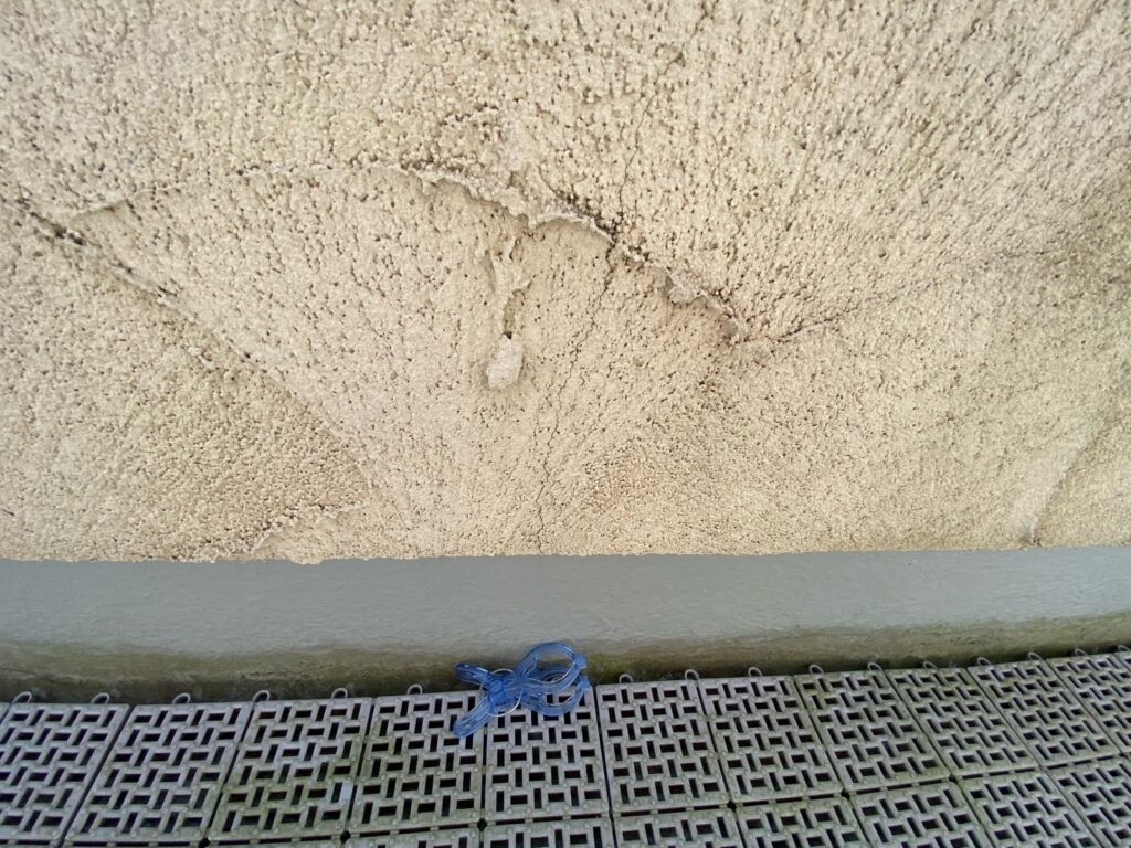 外壁クラックが発生しています。